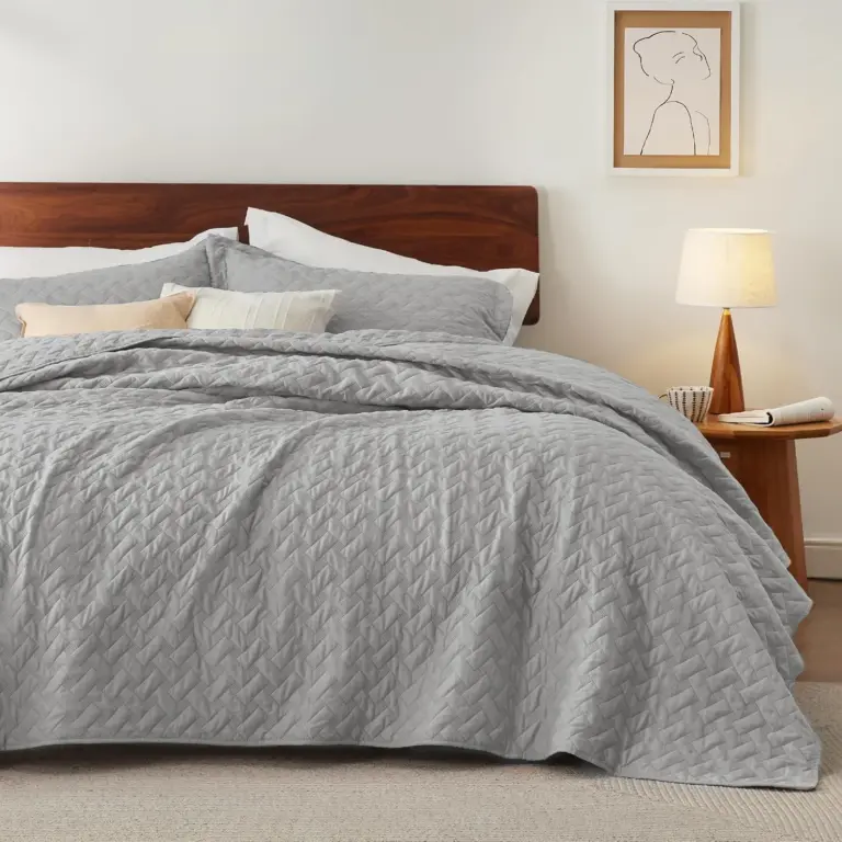 Lightweight Summer Quilts Ranked by Breathability, Stitching, and Fabric Weight